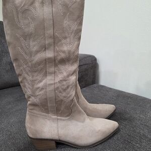 Universal Thread Taupe Heeled knee Boots Size 9 BRAND NEW W/OUT TAGS